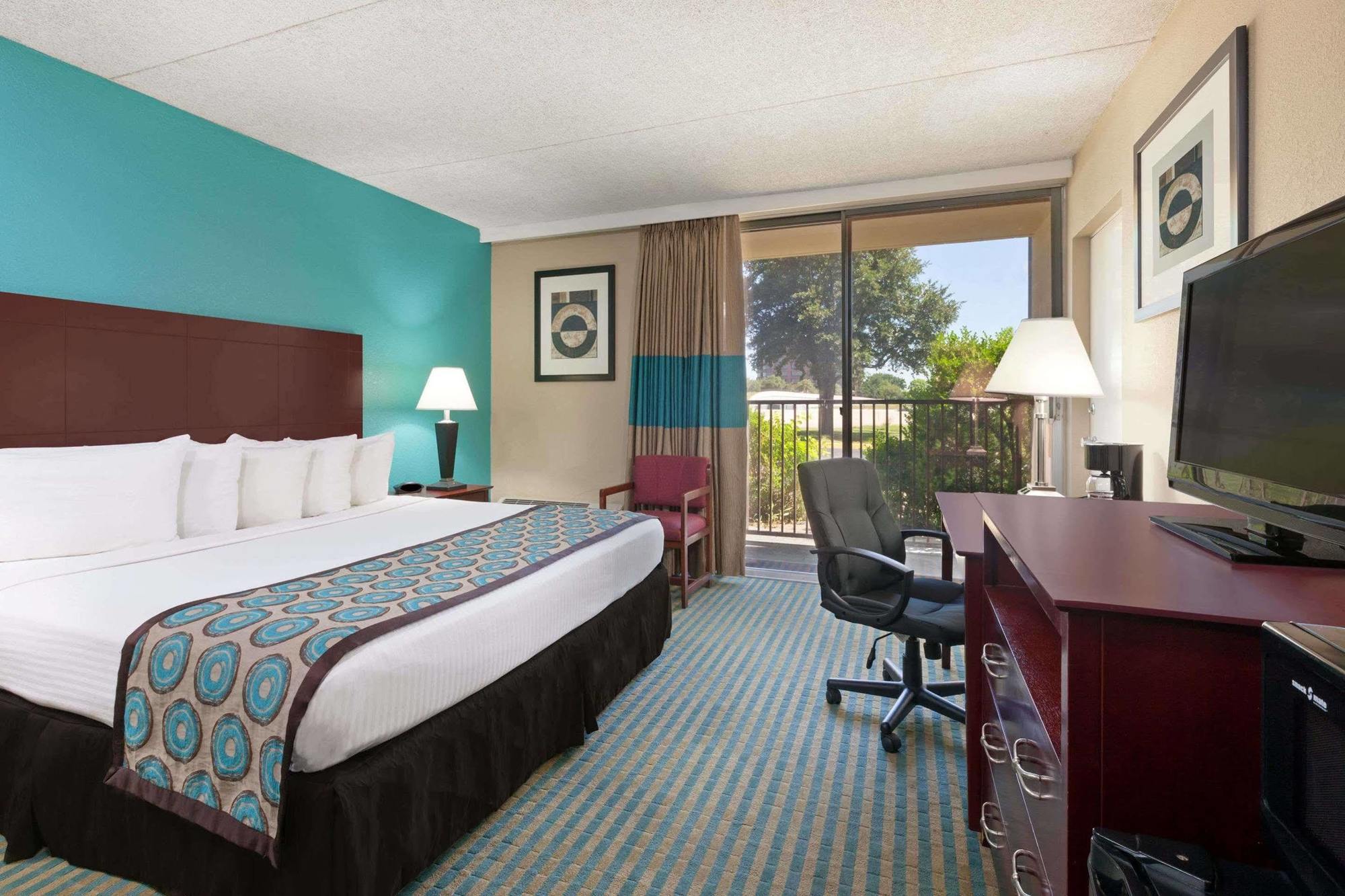 Howard Johnson By Wyndham Arlington Ballpark / Six Flags Exterior photo